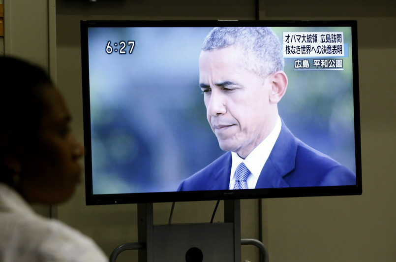 Po przybyciu na miejsce prezydent Stanów Zjednoczonych w towarzystwie premiera Japonii Shinzo Abego udali się do muzeum znajdującym się w parku pokoju w Hiroszimie, gdzie Obama wpisał się do księgi pamiątkowej. Poznaliśmy już agonię spowodowaną przez wojnę. Znajdźmy w sobie teraz odwagę, aby szerzyć pokój i działać na rzecz świata bez broni nuklearnej - napisał Obama w księdze pamiątkowej.