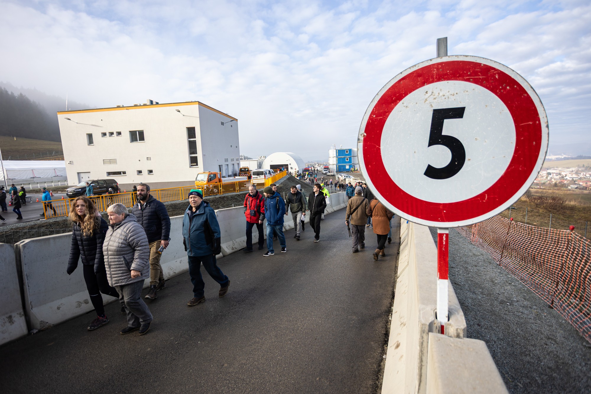 Ľudia prichádzajú k tunelu Višňové. 