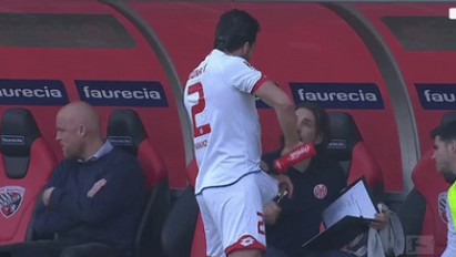 Vízzel locsolta nemi szervét az olasz focista, mikor pályára küldték - videó