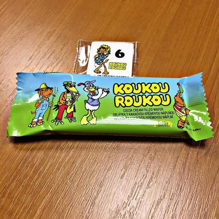 Koukou Roukou s nálepkou vo vnútri.