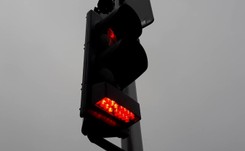 Sygnalizacja świetlna dla 'smartfonowych zombie'. Nowoczesne rozwiązanie zawitało do Warszawy [WIDEO]