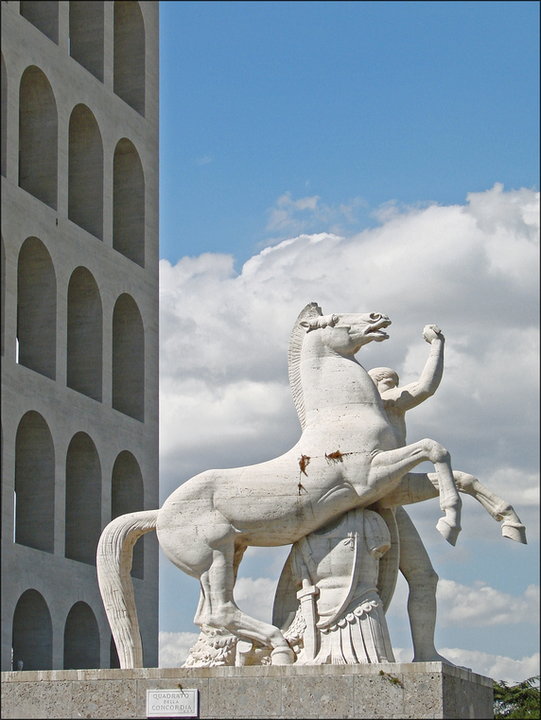 Jedna z rzeźb jeźdźców. Fot. Dalbera from Paris, France, CC BY 2.0, via Wikimedia Commons