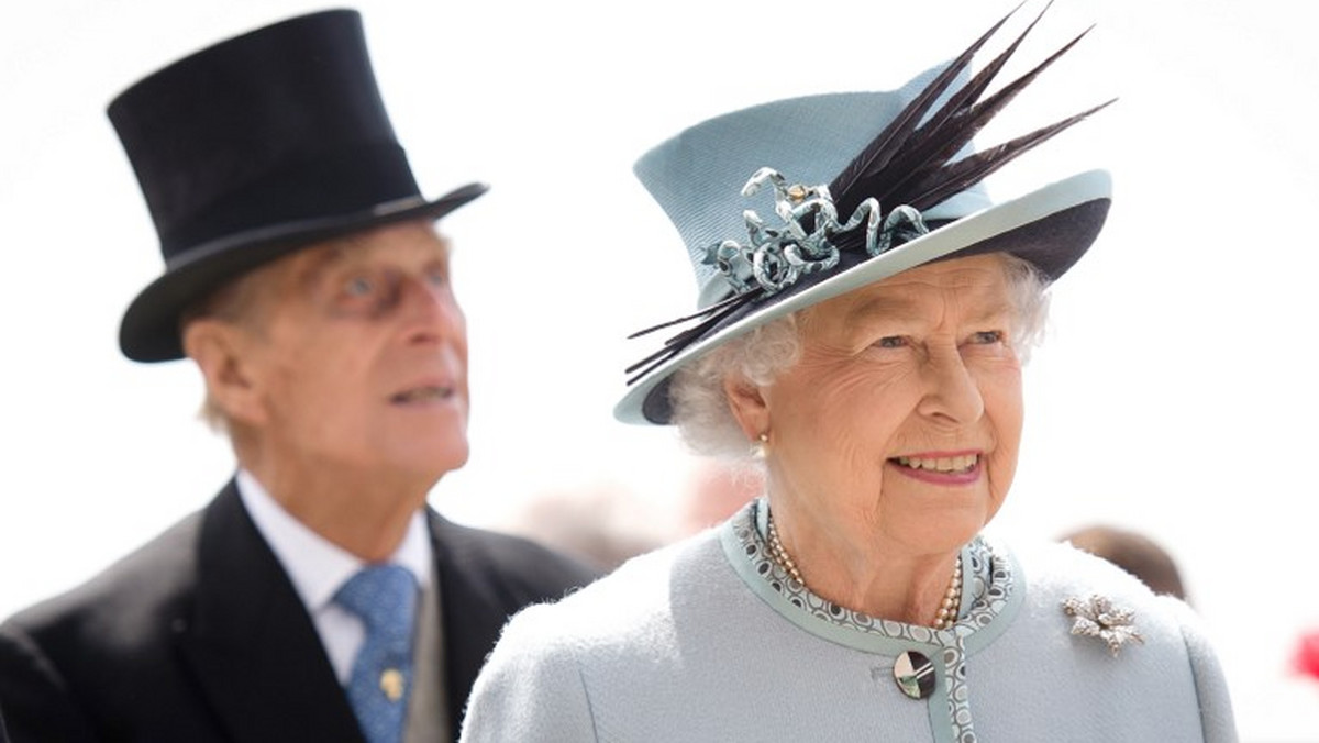 87-letnia Elżbieta II obchodziła w niedzielę 60. rocznicę koronacji. Monarchini spędziła dzień w gronie rodzinnym w Windsorze. W zamkowej kaplicy wzięła udział w nabożeństwie.