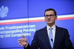 Morawiecki o widmie 'trzeciej wojny światowej': UE przystawia Polsce pistolet do głowy