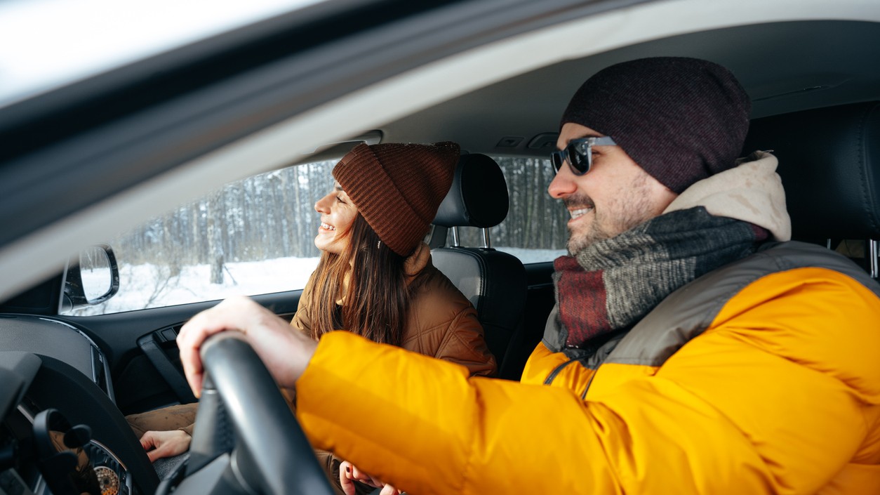 Zimná bunda v aute je nebezpečná: Pár centimetrov vôle môže spôsobiť smrteľné zranenia.