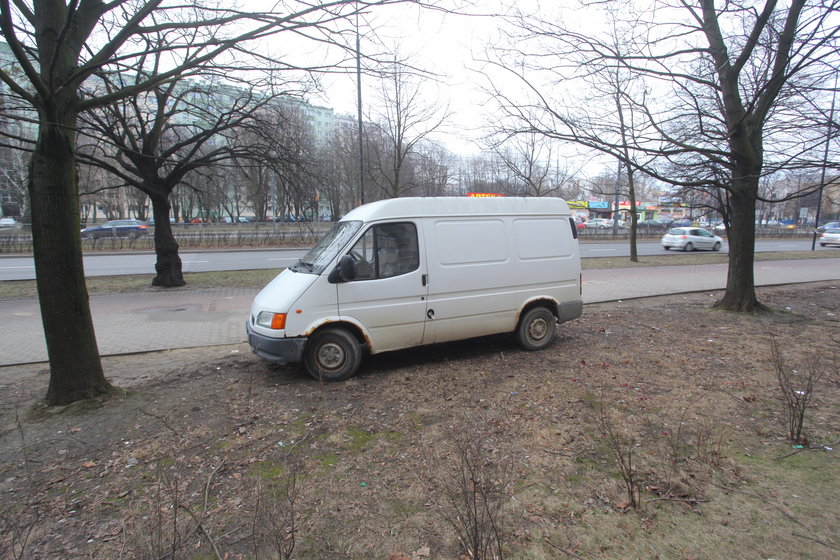 Samochód, który stał na trawniku do czasu naszej interwencji 