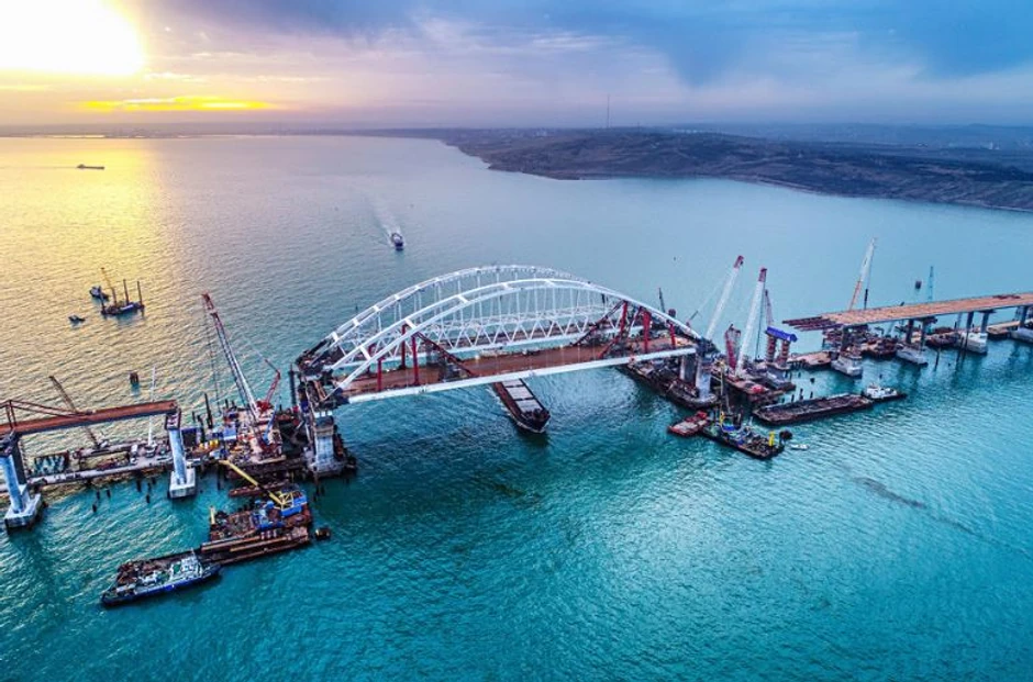 Deo Krimskog mosta koji prelazi Kerčki moreuz tokom izgradnje