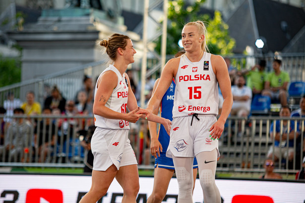 Dominika Owczarzak (L) i Klaudia Gertchen (P) podczas meczu mistrzostw świata w koszykówce 3x3 w Antwerpii