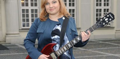 Córka Salety gra na gitarze w teledysku