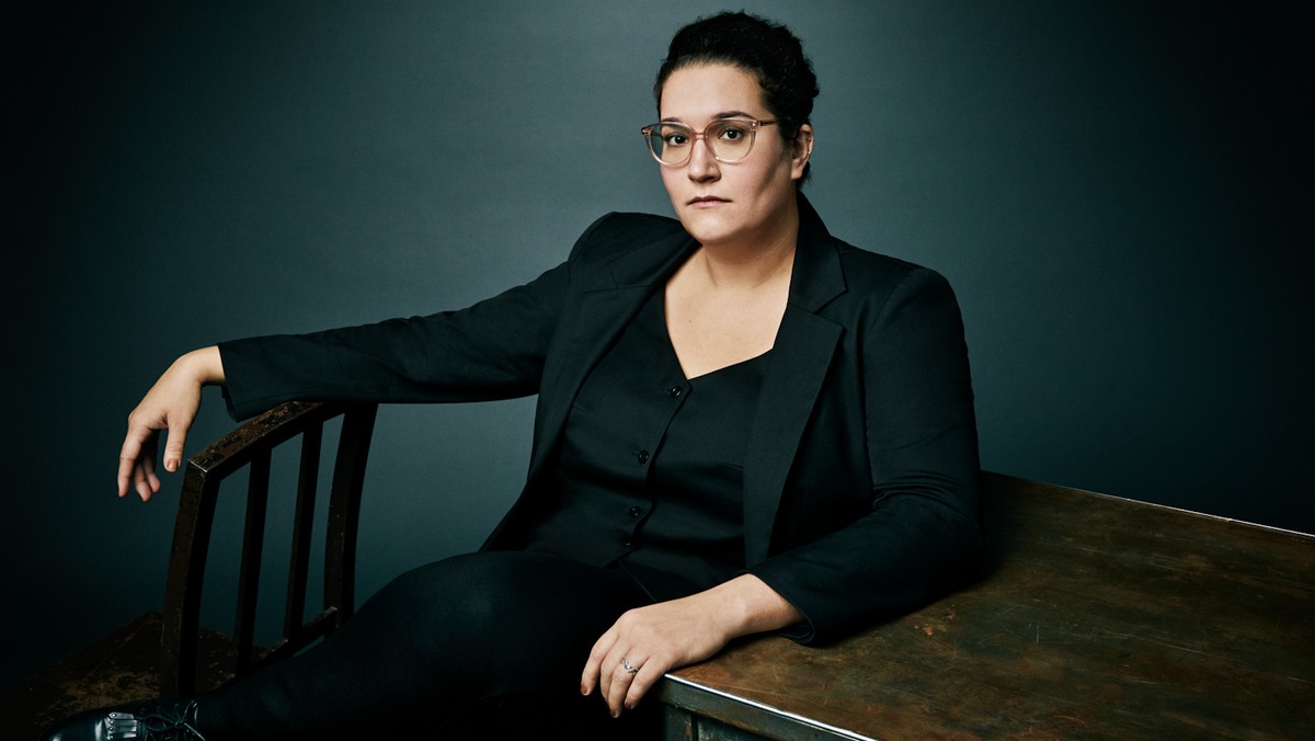 Carmen Maria Machado jest pisarką i wykładowczynią the University of Pennsylvania, mieszka z żoną w Filadelfii. W swoim debiutanckim zbiorze opowiadań "Jej ciało i inne strony" (Wydawnictwo Agora) balansuje między wieloma gatunkami literackimi, tworząc swój niepowtarzalny i styl﻿. Machado pisze o życiu kobiet, przemocy fizycznej i psychicznej, z jaką nieustannie muszą się konfrontować. Niebawem na podstawie książki powstanie serial o horrorze bycia kobietą, który producenci anonsują jako "feministyczny »Black Mirror«". Udało się nam zadać Machado kilka pytań.