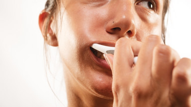 Nigdy nie rób tego przed myciem zębów. Dentysta ostrzega przed częstym błędem