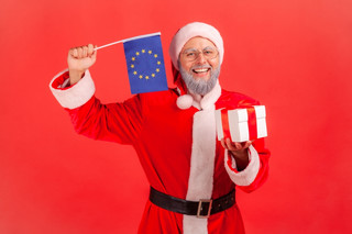 Święty Mikołaj z 12 gwiazdami. Jaki Polacy i Polki postrzegają Unię Europejską?