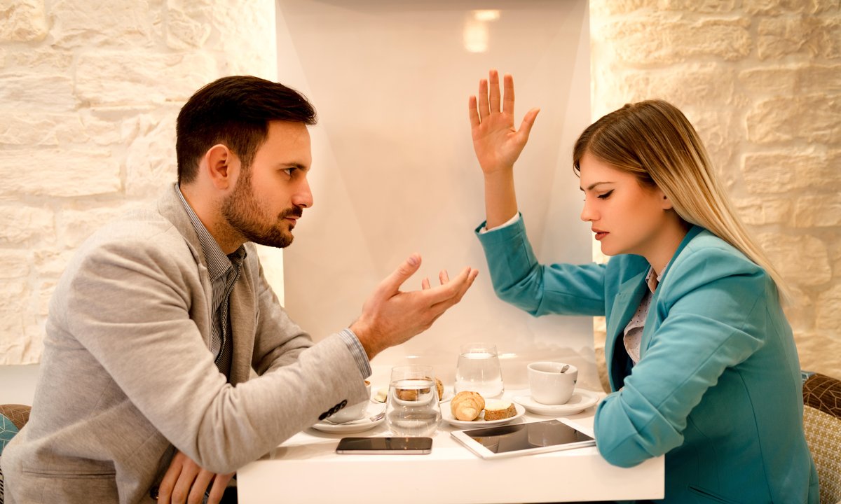 Gaslighting 14 fraz, których warto unikać, by nie wpaść w pułapkę manipulacji