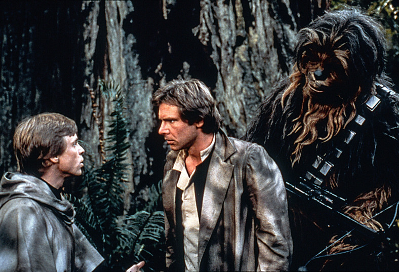 Mark Hamill jako Luke Skywalker, Harrison Ford jako Han Solo i Peter Mayhew jako Chewbacca, 1977 r.