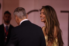 "ALA JE AMAL LEPA, KLUNI OMATORIO ZA SVE PARE", gore komentari zbog NOVIH FOTKI čuvenog para: RAZLIKA U GODINAMA na najjačem udaru do sad, ali i ovi detalji