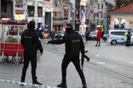 Policjanci zabezpieczający okolice ulicy Istiklal w Stambule