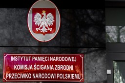 Obława Augustowska – największa powojenna zbrodnia Rosjan na Polakach. Tablica w Wiżajnach