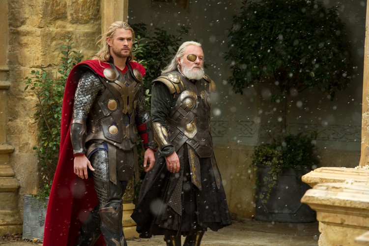 Chris Hemsworth i Anthony Hopkins w filmie 'Thor: Mroczny świat'