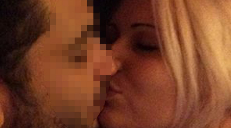 Betty Facebook-oldalán csak rövid ideig lehetett
látni ezt a fotót, amin a lány egy férfit csókol, aki
bizonyosan nem Alekosz…