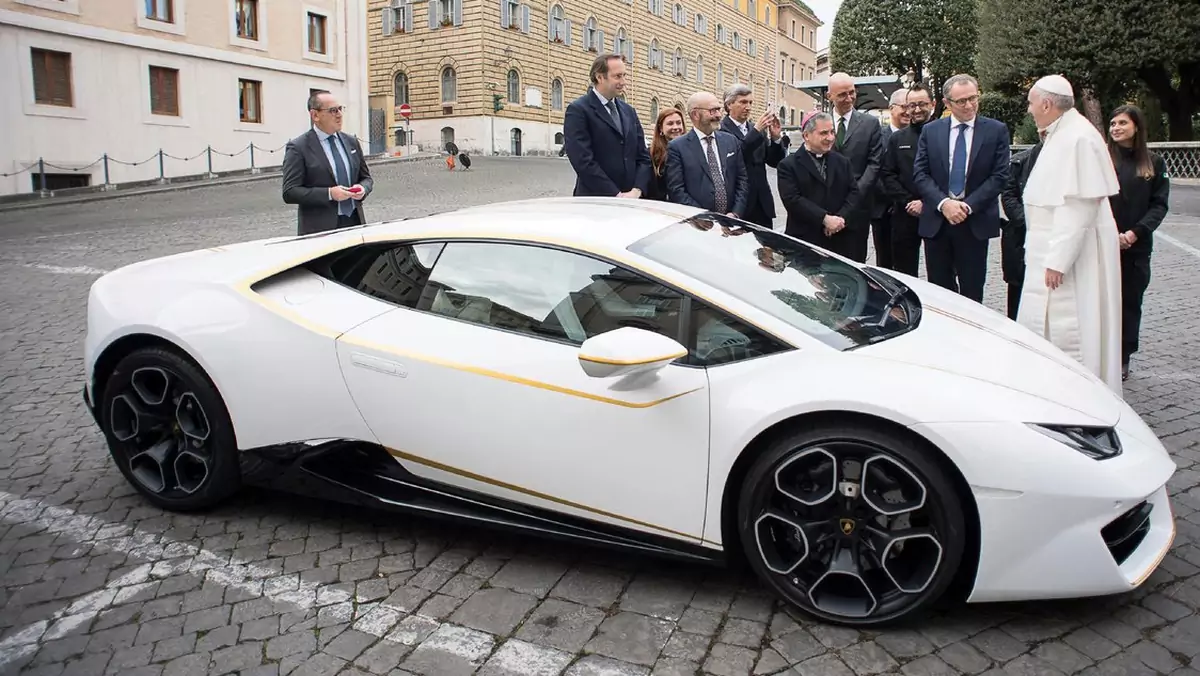 Papież sprzedał swoje Lamborghini za 3 miliony złotych