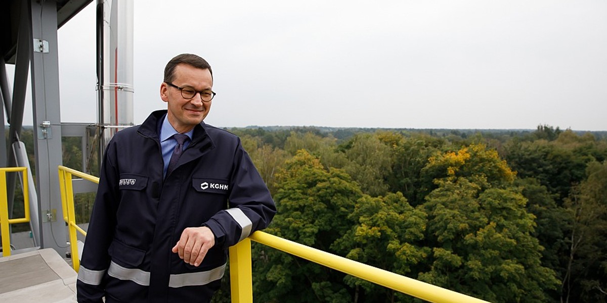 Janusz Jankowiak, główny ekonomista Polskiej Rady Biznesu uważa, że PiS dopiero w tej kadencji pokaże, czy zna się na gospodarce. Wszystko przez kolejne obietnice pompowania konsumpcji przy braku bodźców wspierających krajowe inwestycje prywatnych firm. Na zdjęciu: Szef rządu uczestniczył w otwarciu linii produkcji nitrocetu (ulepszacza do paliw) w firmie Nitroerg w Krupskim Młynie, w woj. śląskim.