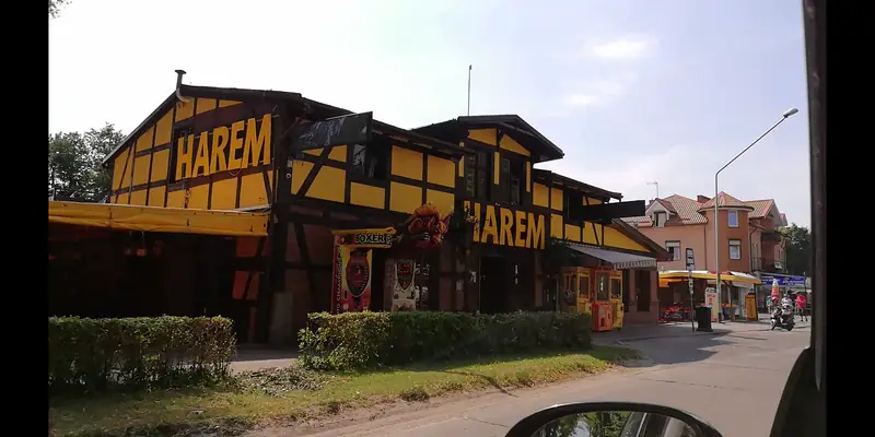 Klub Harem w Mielnie z rozładowującym napięcie boxerem przed bramką