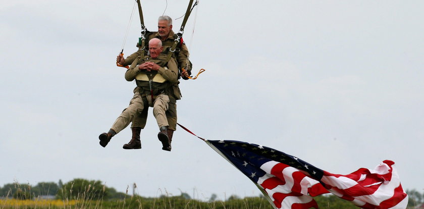 97-latek skoczył na spadochronie