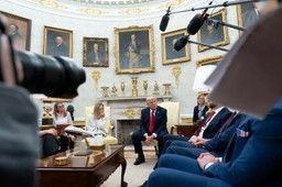 Trump "rozważy" spotkanie z przywódcami Europy. Jednak na ustępstwa w sprawie ceł nie mają co liczyć