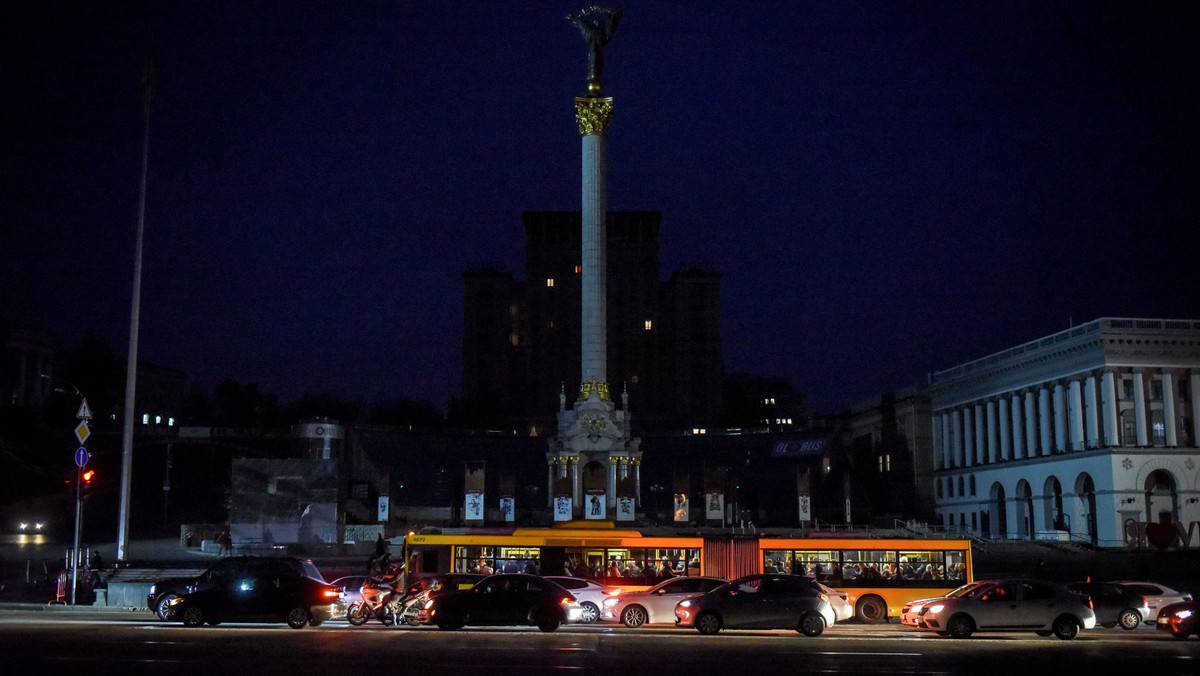 Plac Niepodległości w Kijowie rozświetlony tylko światłami jadących samochodów