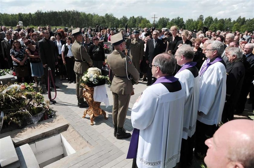 Ostatnia droga Małgorzaty Dydek. Pogrzeb Małgorzaty Dydek w Ząbkach. Urna z prochami Małgorzaty Dydek