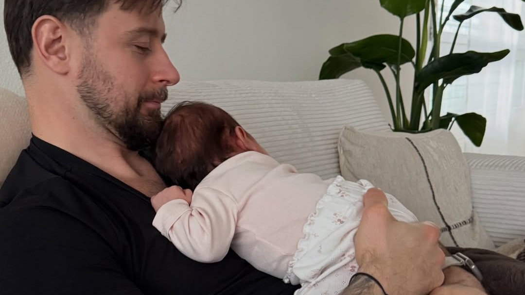 Aj Tomáš Tatar, kapitán národného hokejového tímu, má doma iba 2-mesačné bábätko. Takto si dcérku užíva v čase, kedy nehrá o zlato na ZOH 2026. IG: @veronikatatar_