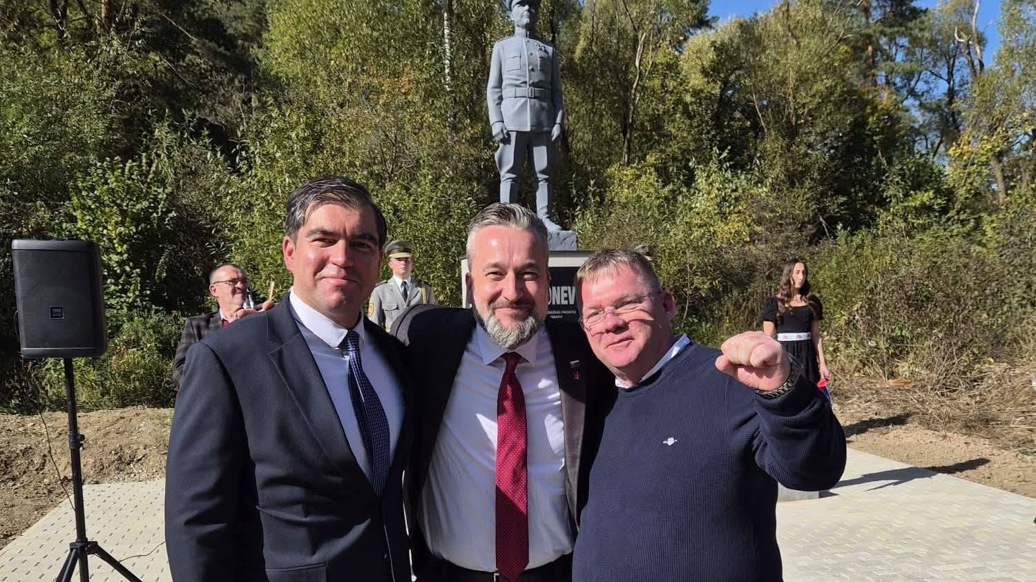 Ľuboš Blaha pri novej soche Koneva na Dukle