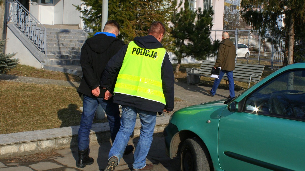 Aż pięć pokrzywdzonych jest w sprawie telewizyjnego wróżbity z Warszawy, który dzięki pracy śledczych z bydgoskich Wyżyn i pracowników socjalnych został tymczasowo aresztowany. Wszystkie pokrzywdzone mają poniżej 15 lat. Według podejrzeń mundurowych celebryta miał przyjeżdżać do Bydgoszczy, żeby je wykorzystywać seksualnie.