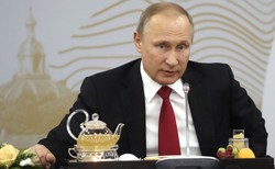 Nocna kolacja szefa niemieckiego MSZ z Władimirem Putinem. Przy stole był też Gerhard Schroeder