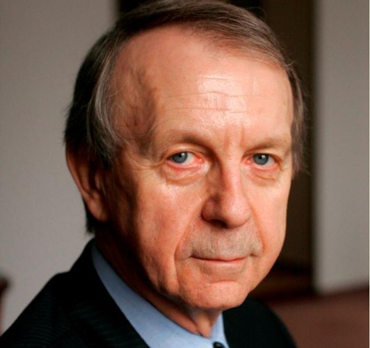 <strong>28. Stanisław Sołtysiński, członek Komisji Kodyfikacyjnej Prawa Cywilnego, w zeszłym roku niesklasyfikowany</strong>
<br></br>
Nie jest człowiekiem młodym, ale nadal wpływowym. To z jego ręki powstała lwia część obowiązującego od początku 2001 r. kodeksu spółek handlowych, więc profesor niezmiennie stara się sterować zmianami prawa w tej dziedzinie. Teraz z tylnego siedzenia. Niczym wielki mistrz Komisji Kodyfikacyjnej Prawa Cywilnego, którą opuści na własne życzenie od marca, stara się wprowadzić zmiany, które budzą nie tylko entuzjazm, ale i opór katedr na wielu zacnych uniwersytetach. Profesor jest jednak nie tylko członkiem rady konsultacyjnej Konfederacji Lewiatan, ale spotyka się też niestrudzenie z innymi organizacjami gospodarczymi. Wie bowiem, jaka jest siła jego intelektualnego autorytetu wśród osób, które jeśli nawet nie prowadzą własnych firm, to żyją z reprezentowania tych, którzy tworzą PKB. Pierwszą rundę walki o spółki z o.o. z udziałami beznominałowymi wprawdzie w ubiegłym roku przegrał, ale broni nie złożył. I nadal wpływa na opinię opiniodawców.
<br></br>
DNJ    
<br></br>