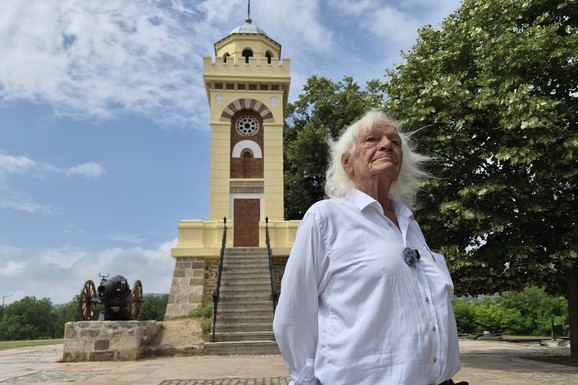 (FOTO, VIDEO) ON JE ŽIVA LEGENDA SRBIJE! Deda Sele (81) već skoro 40 godina BEZ DINARA čuva svetinju: "Sneg bude do grudi, ali ja idem da vojvodi upalim sveću!"
