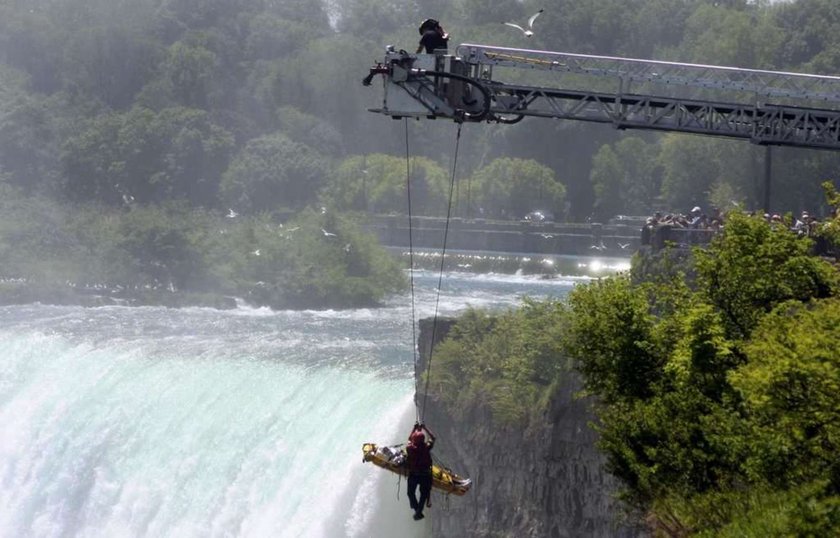 Gość spad z wodospadu niagara i przeżył