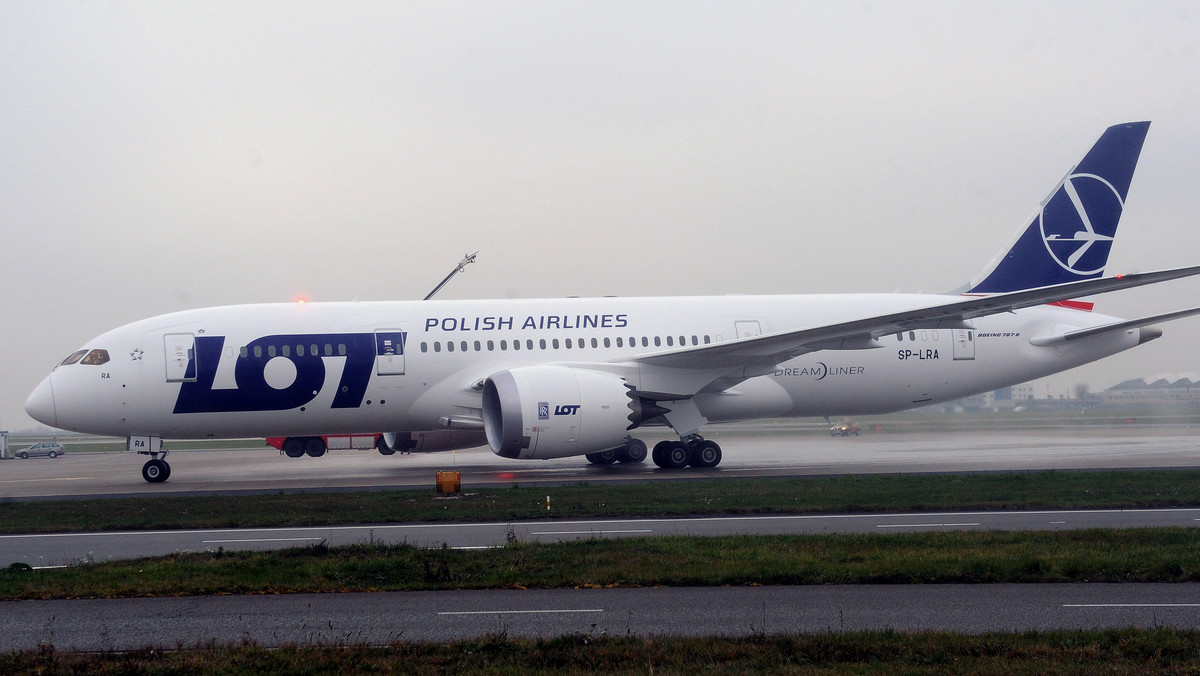 Pierwszy Boeing 787 Dreamliner Polskich Linii Lotniczych LOT od 23 listopada do 13 grudnia odwiedzi polskie porty lotnicze w ramach lotów szkoleniowych dla pilotów - poinformowała spółka. Maszyna poleci m.in. do Krakowa, Bydgoszczy, Wrocławia.