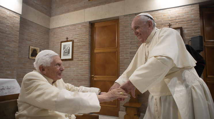 Ferenc pápa meglátogatja a lemondott XVI. Benedek pápát új lakóhelye, a Mater Ecclesiae kolostor kápolnájában 2020. november 28-án. / MTI/EPA/Pool/Gregorio Borgia