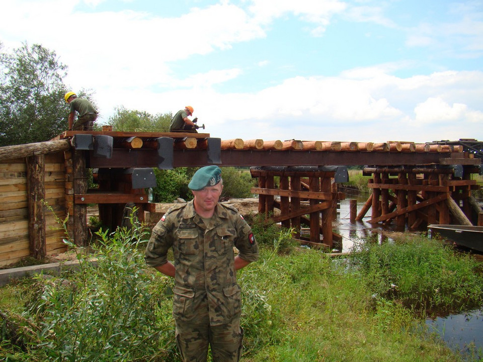 Żołnierze budują przeprawę w Chałupach
