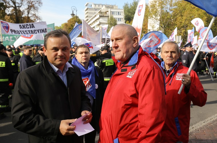Przewodniczący OPZZ Jan Guz (C) podczas pikiety związków zawodowych funkcjonariuszy i pracowników służb mundurowych przed Sejmem