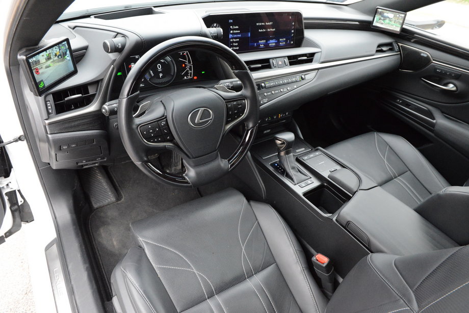 Lexus ES 300h - w otoczeniu kierowcy mamy sporo przycisków. Na szczęście, bo ułatwiają one dostęp do podstawowych funkcji, jak np. klimatyzacja i radio.