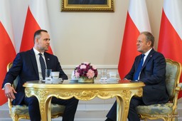 tusk krytykuje prezydenta nawrockiego