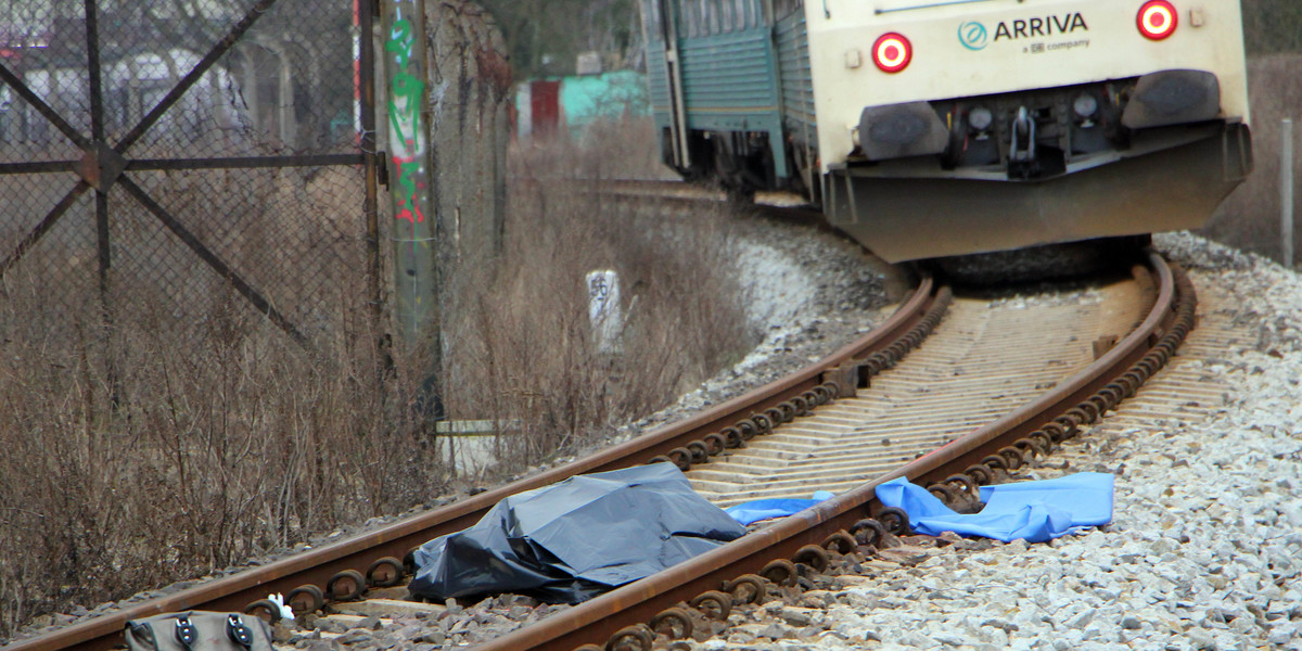 Lębork. 42-letni mężczyzna wjechał na rowerze pod pociąg