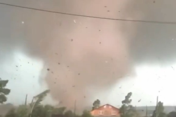 (VIDEO) STRAŠAN URAGAN POGODIO RUSIJU Najmanje 15 povređenih, grad bez struje, HAOS I PANIKA na svakom koraku!