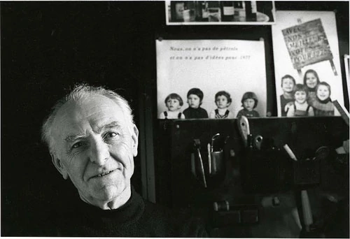 Robert Doisneau w studio fotograficznym. Fotografia z 1992 r. fot.Bracha L.Ettinger, Wikimedia Commons.