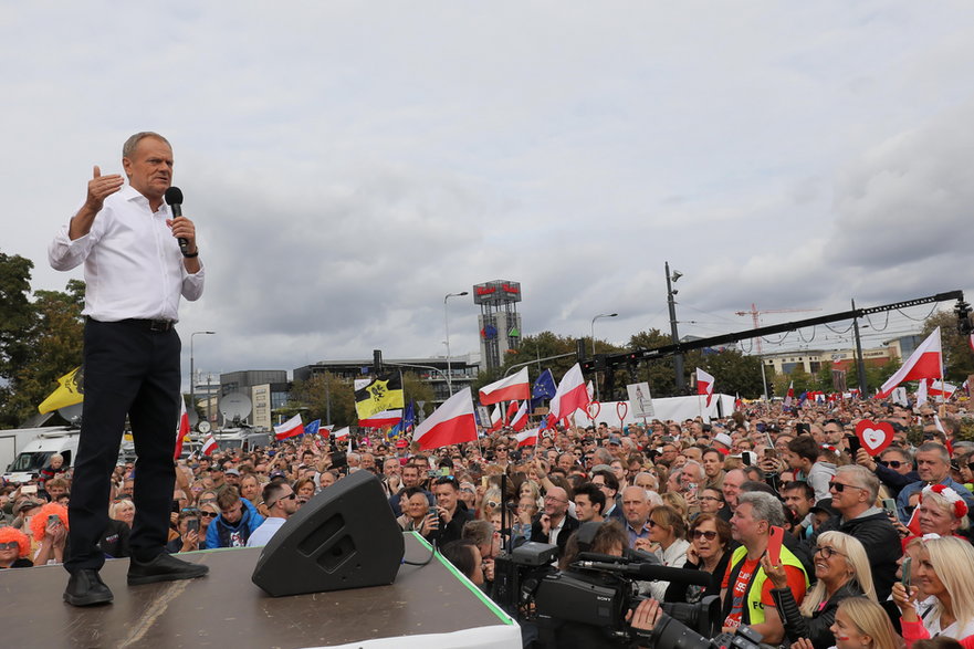 Donald Tusk podczas zakończenia Marszu Miliona Serc, 1 października 2023 r.