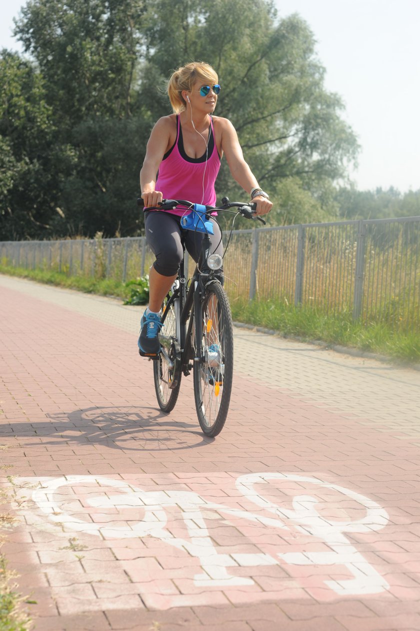 Ewa Wachowicz na rowerze