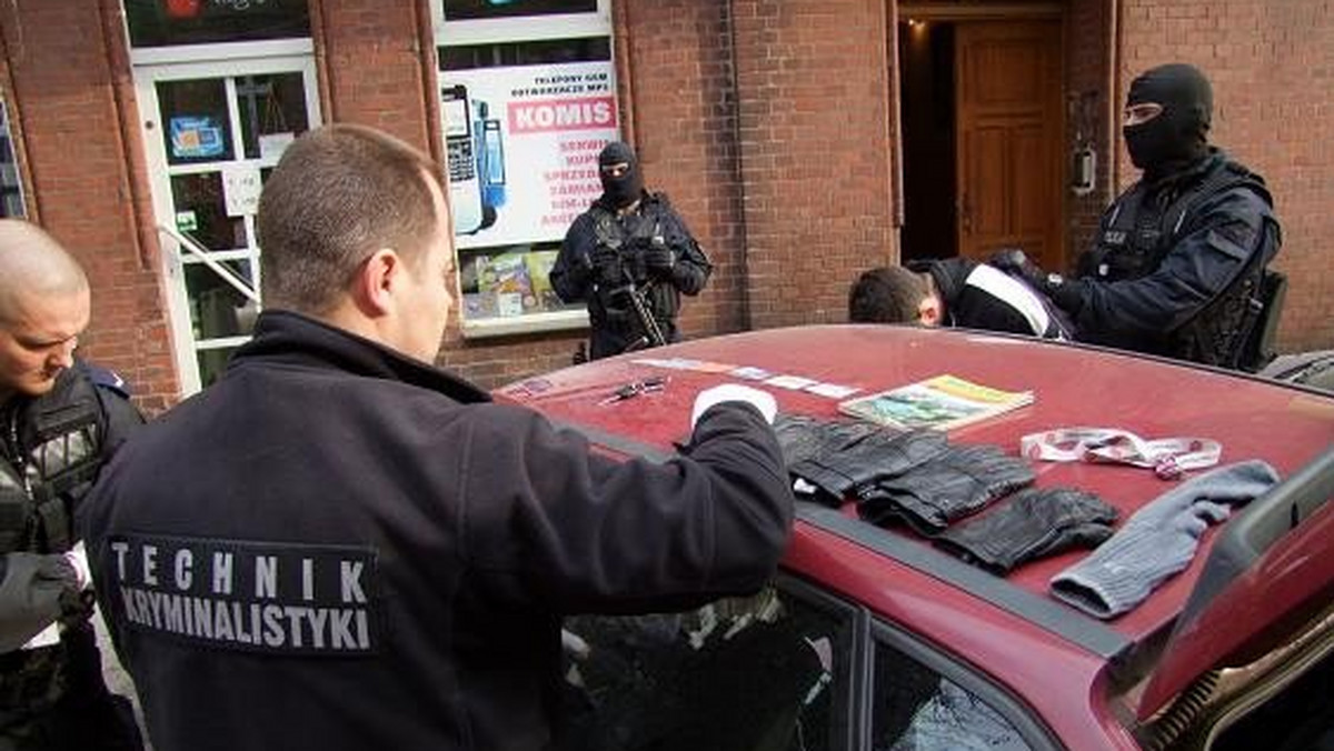 Sześcioosobową zorganizowaną grupę złodziei samochodów zlikwidowali policjanci z KWP w Poznaniu. Zatrzymani podejrzewani są o kradzież co najmniej 25 aut.