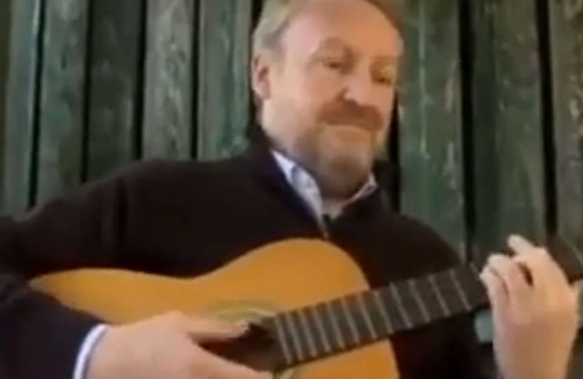 Bakir Izetbegović sa gitarom